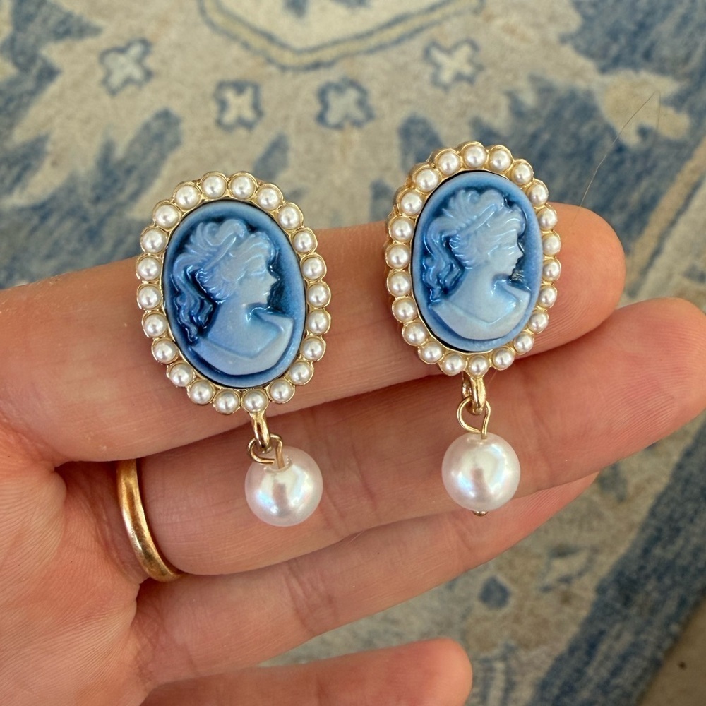 Vintage Blue Cameo Pearl Earrings - Picture 3 of 4